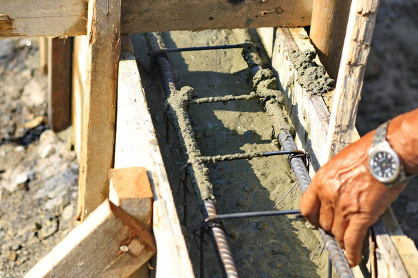 Stavební dělníci pracují na betonu, stavební konstrukce. - Fotografie, Obrázek