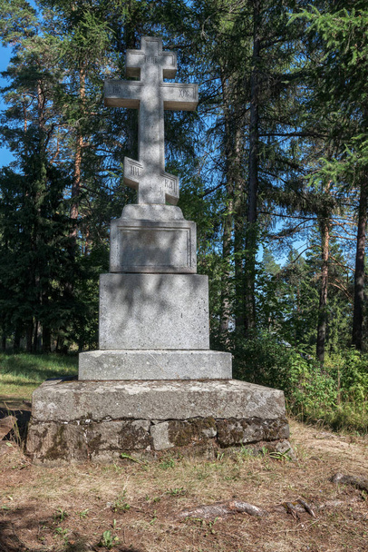 Stone cross in het geheugen van de abt van Damascus. Het prachtige eiland dat Valaam is gelegen aan Lake Lodozhskoye, Karelië. Bileam - een stap naar de hemel - Foto, afbeelding