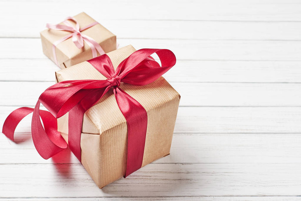 Cajas de regalo con lazo rojo sobre fondo blanco, espacio para copiar
 - Foto, Imagen