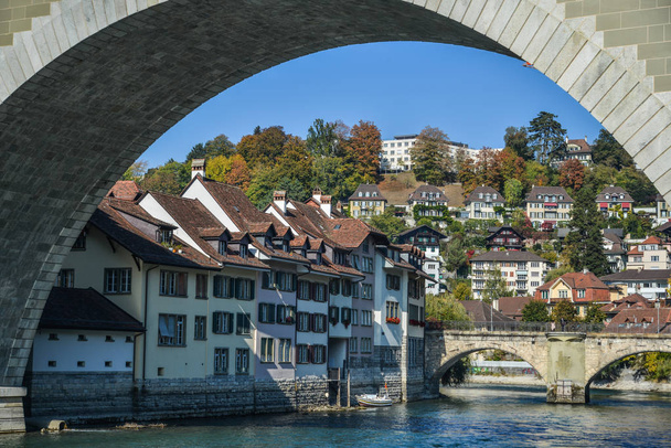 Näkymä vanhan kaupungin keskustaan ja kivi silta joen Aare Bern, Sveitsi
. - Valokuva, kuva