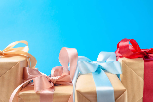 a lot of gift boxes on a blue background - Foto, Bild