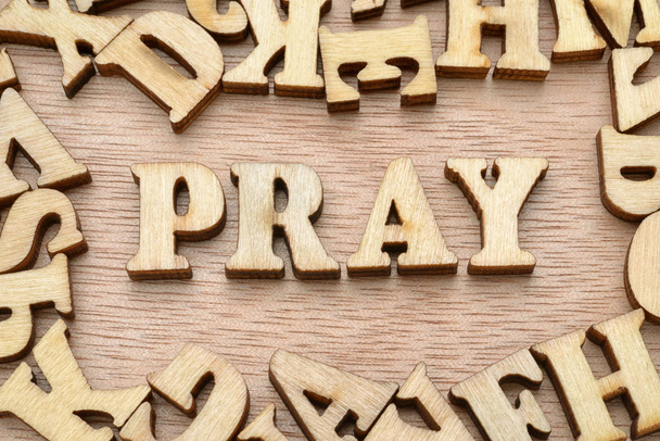 木製文字を使った単語を祈る。祈りのコンセプト - 写真・画像