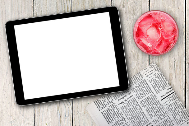 tablet digital em branco, jornal e coquetel rosa na mesa de madeira
 - Foto, Imagem