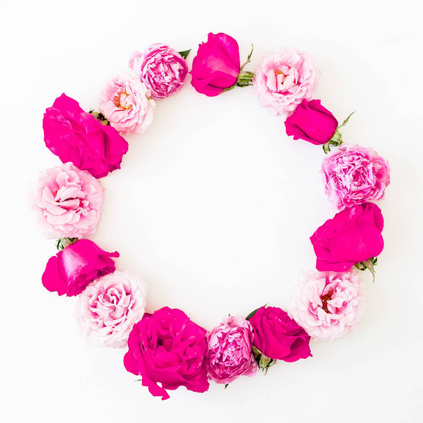 Cadre rond de fleurs, roses et feuilles de ranunculus rose sur fond blanc. Composition de style de vie floral. Couché plat, vue du dessus
. - Photo, image