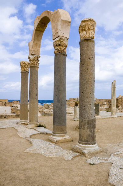 Archaeological Site of Sabratha, Libya - 10/31/2006:  Overview of the Forum in the ancient Phoenician city of Sabratha - Foto, Imagen