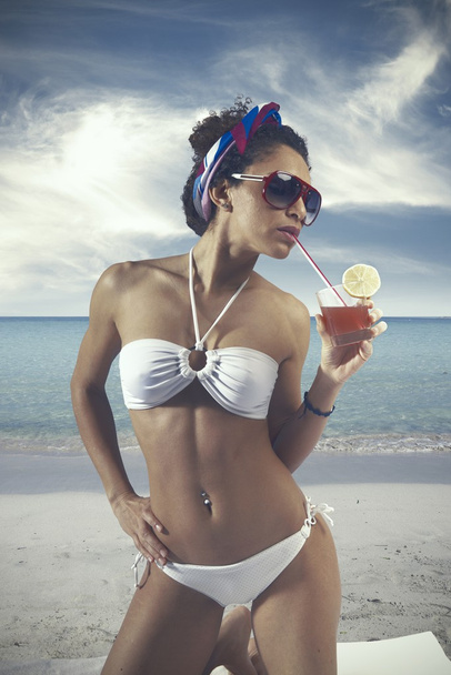 Девушка и пляжный винтаж
 - Фото, изображение