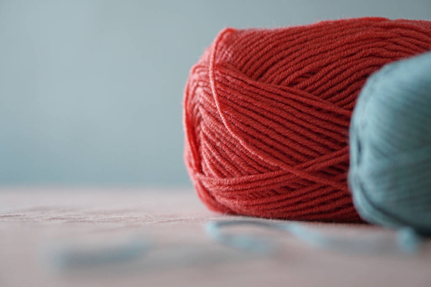 Fil de couleur pour tricoter, boules de fil. Concept de couleurs
 - Photo, image