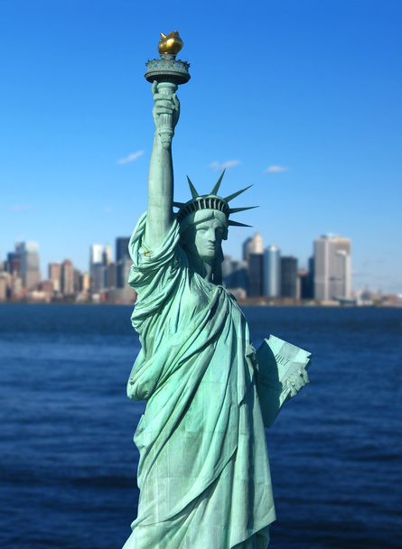 Nueva York: La Estatua de la Libertad, un símbolo estadounidense, con el horizonte del Bajo Manhattan al fondo. Foto concepto de turismo. Liberty Island, Nueva York, Estados Unidos
 - Foto, imagen