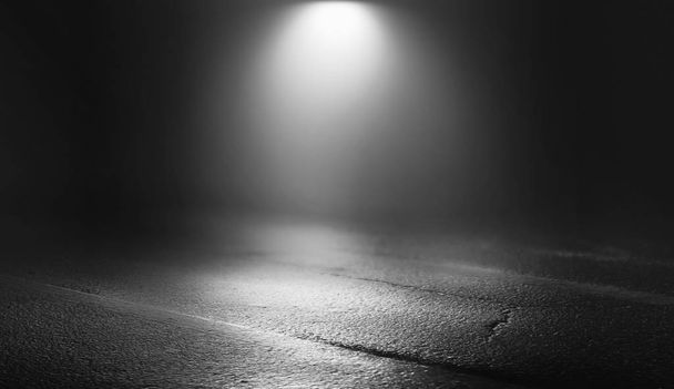 Hintergrund einer leeren, dunklen Straße, beleuchtet von einem Suchscheinwerfer. nassen Asphalt, ein Spiegelbild der nächtlichen Stadtbeleuchtung. Neonheller Rauch - Foto, Bild
