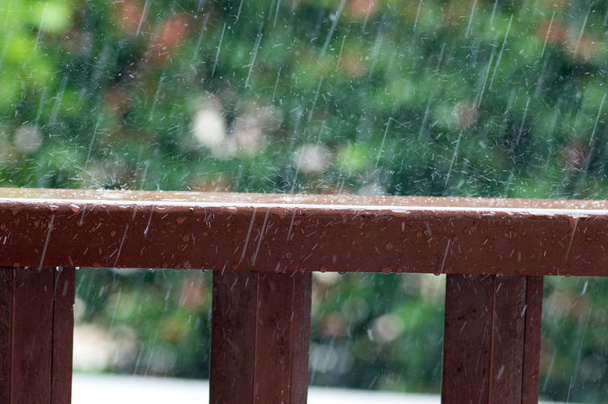 Dešťové kapky na dřevěné zábradlí - Fotografie, Obrázek