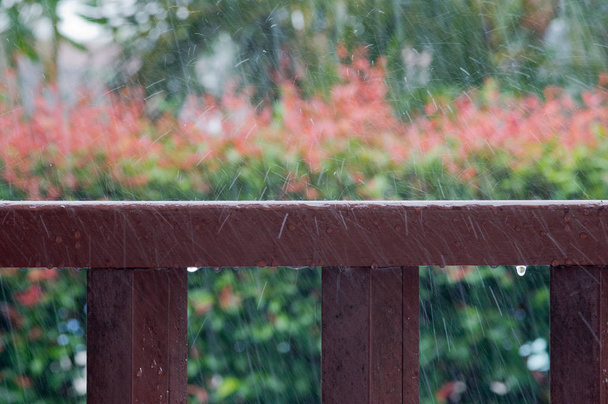 Dešťové kapky na dřevěné zábradlí - Fotografie, Obrázek