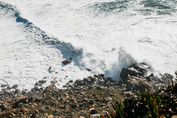 Хвиля і піна в морі або океані біля берега крупним планом
. - Фото, зображення