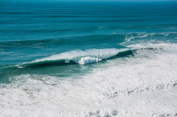 Wave en schuim in de zee of oceaan close-up. Prachtige natuur - Foto, afbeelding