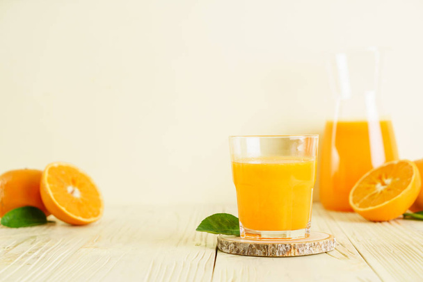 Succo d'arancia fresco su fondo legno - bevanda sana
 - Foto, immagini