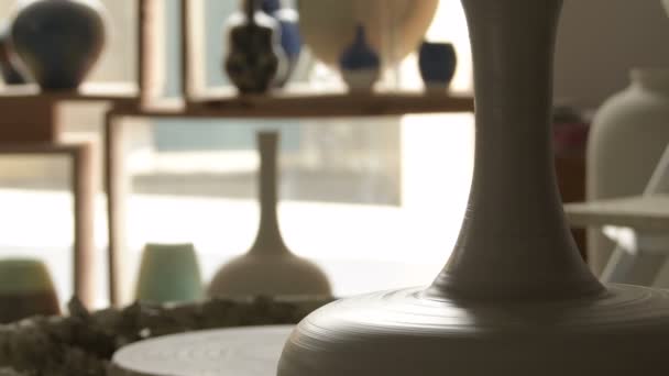 Vase aus Lehm vor kurzem von einem Töpfer Handwerker Spinnen in der Drehbank gemacht, Detail - Filmmaterial, Video