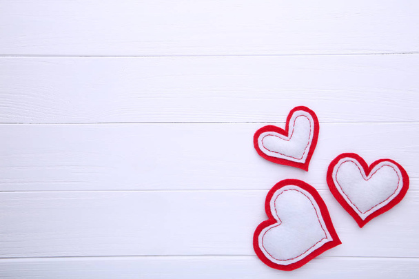 Вітальна листівка на день святого Валентина. Рукотворні серця на білому фоні. Вид зверху з пробілом для копіювання
 - Фото, зображення