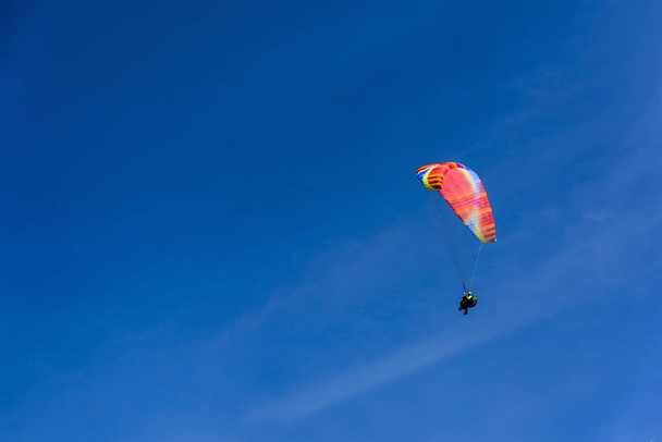Paragliding extreme Sport with blue Sky and clouds on background Healthy Lifestyle and Freedom concept - Foto, afbeelding