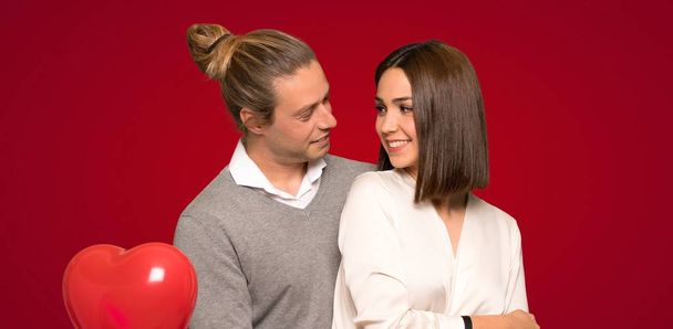 Felice coppia in San Valentino giorno su sfondo rosso
 - Foto, immagini