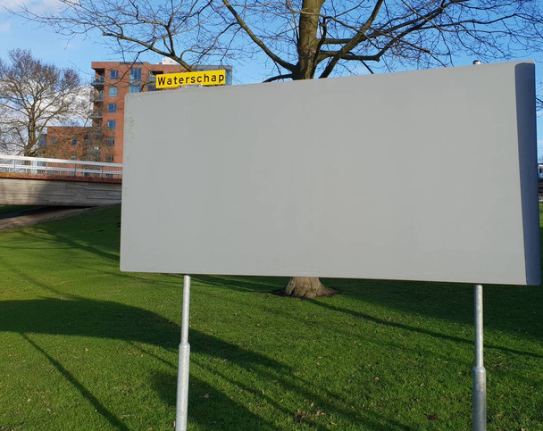 Пустой рекламный щит для предвыборных плакатов для водного управления или водолазки на голландских выборах 20 марта в Нидерландах
 - Фото, изображение