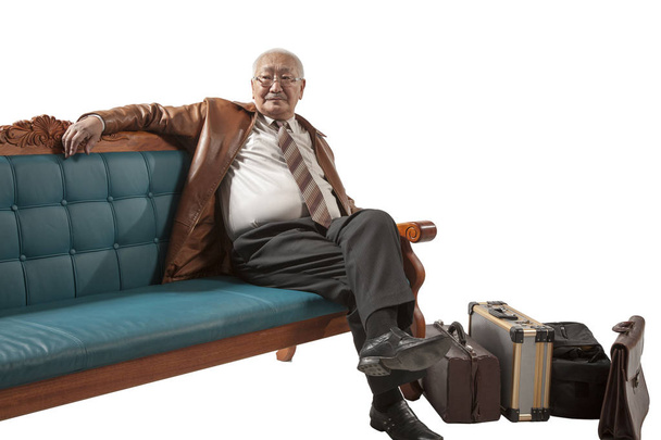 älterer asiatischer Mann mit Koffern wartet auf Transport - Foto, Bild