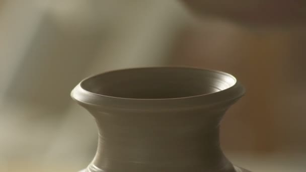 Usta nowego wazonu błota niedawno wykonane przez garncarza przędzenia w tokarce - Materiał filmowy, wideo