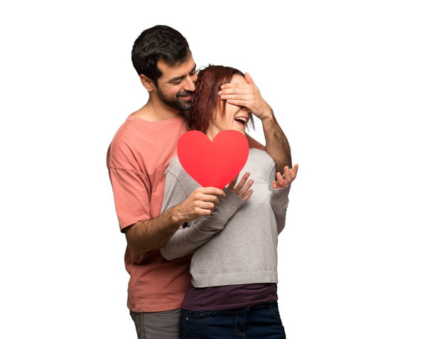 Paar in bezit van een hartsymbool op geïsoleerde witte achtergrond van de dag van de Valentijnskaart - Foto, afbeelding