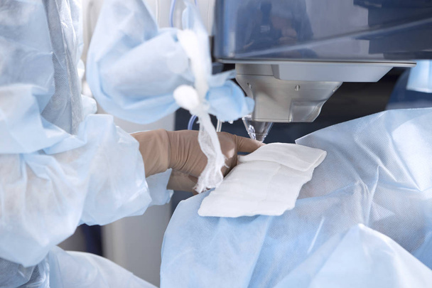 Λέιζερ χειρουργική επέμβαση για την αφαίρεση καταρράκτη και διόρθωση όρασης - Φωτογραφία, εικόνα