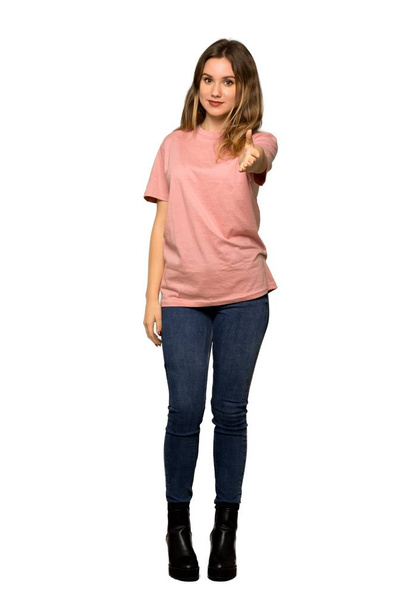 Een full-length shot van een tiener meisje met de roze trui uit te nodigen om te komen met de hand. Blij dat je kwam op geïsoleerde witte achtergrond - Foto, afbeelding