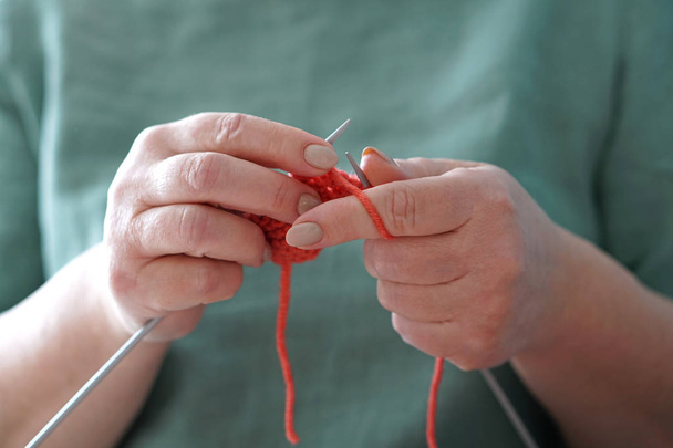 Breien. Vrouwen knitts. Handen en brei. Kleur draad kleur concept - Foto, afbeelding