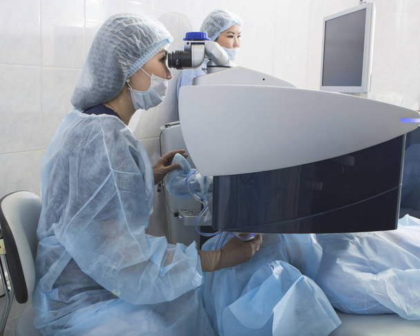 Cirurgia a laser para correção da visão e remoção de catarata
 - Foto, Imagem