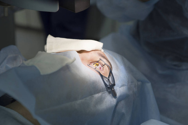 Lézeres műtét látás korrekció és a szürke hályog eltávolítása - Fotó, kép