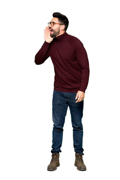 Celovečerní snímek pohledný muž s brýlemi křičí ústy široký otevřený boční izolované bílého pozadí - Fotografie, Obrázek