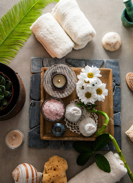 Spa and wellness. Spa products in natural setting Overhead flatlay of Spa treatment - 写真・画像