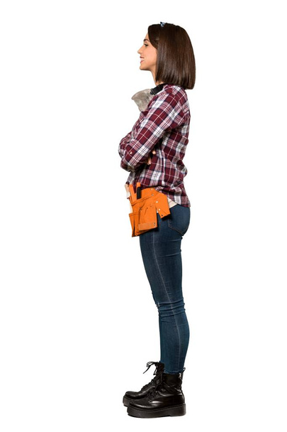 Genç bir işçi kadın lateral pozisyonda izole beyaz arka plan üzerinde tam uzunlukta bir kadeh - Fotoğraf, Görsel