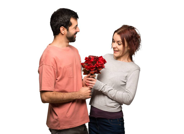 Couple en Saint Valentin avec des fleurs sur fond blanc isolé
 - Photo, image