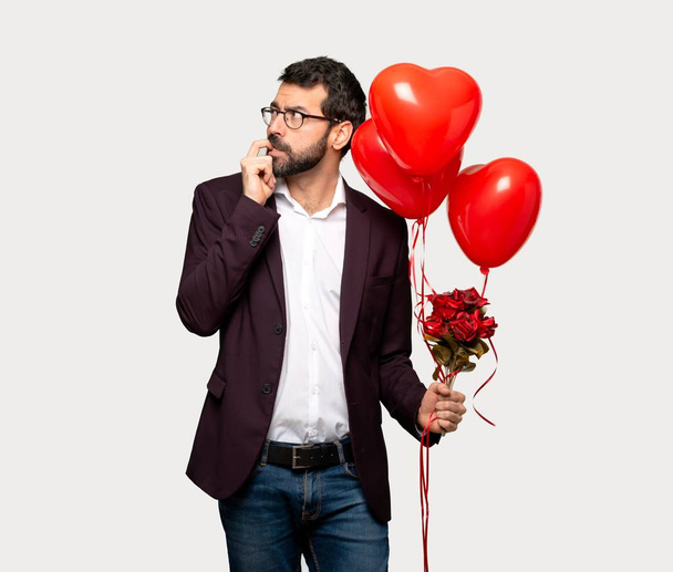 Человек в день Святого Валентина испытывает сомнения, глядя на изолированный серый фон
 - Фото, изображение