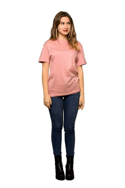 Un plan complet d'une adolescente avec un pull rose faisant un geste d'arrêt niant une situation qui pense mal sur fond blanc isolé
 - Photo, image