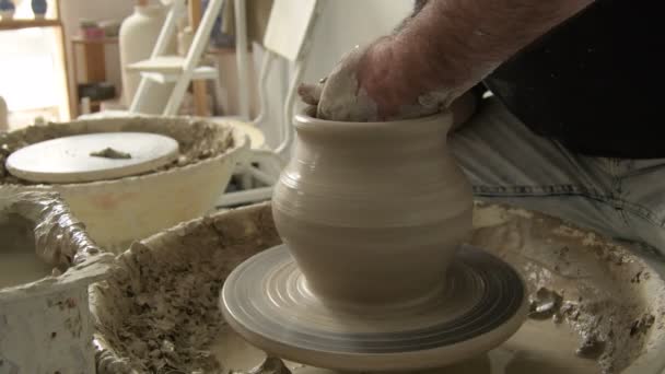 Potter řemeslník tvarování krku a úst nového kusu v bahně v soustruhu - Záběry, video