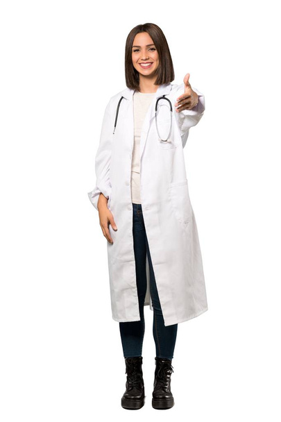 Una toma de cuerpo entero de una joven doctora dándose la mano para cerrar un buen trato sobre un fondo blanco aislado
 - Foto, imagen
