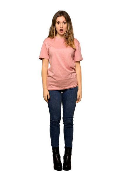 驚きとショックを受けた表情分離白背景にピンクのセーターとティーンエイ ジャーの女の子のフルレングス ショット - 写真・画像