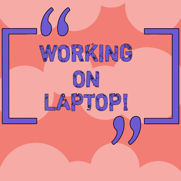 Szöveg jel mutatja dolgozik a Laptop. Fogalmi fénykép kapok munkát könnyen sorok az üres színes körök átfedés zökkenőmentes ismétlődési szabály kis hordozható számítógépen. - Fotó, kép