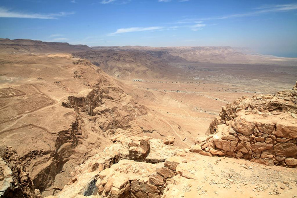 Vue de la forteresse de Masada au désert, l'Etat d'Israël
 - Photo, image