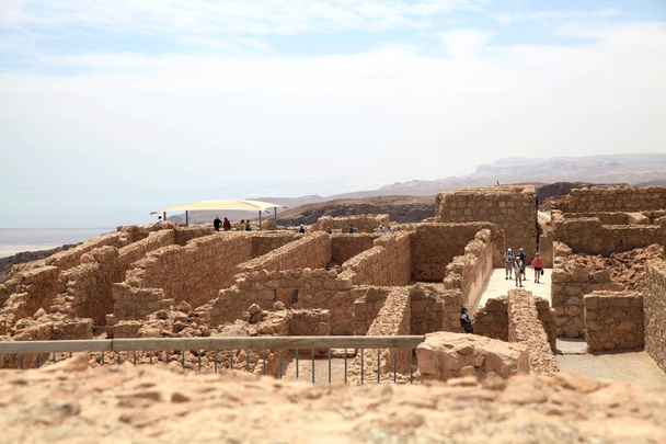 Masada (Heb. , Mecada - "fortaleza") - una antigua fortaleza frente a la costa suroeste del Mar Muerto, en Israel. No muy lejos de la ciudad de Arad, cerca de la carretera Ein Gedi - Ein Bokek
. - Foto, Imagen