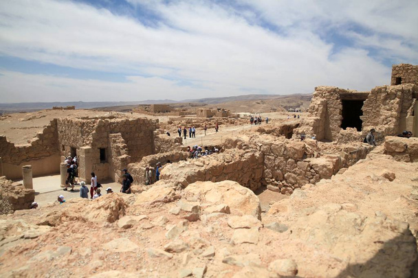 Masada (Heb. , Mecada - "fortaleza") - una antigua fortaleza frente a la costa suroeste del Mar Muerto, en Israel. No muy lejos de la ciudad de Arad, cerca de la carretera Ein Gedi - Ein Bokek
. - Foto, Imagen
