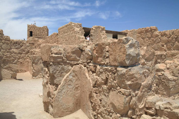 Масада (єврейською, Mecada - "фортеця")-стародавня фортеця біля Південно-західного узбережжя Мертвого моря, в Ізраїлі. Недалеко від міста Арад, поряд з автострадою Ейн-Геді - Ейн-Бокек. - Фото, зображення