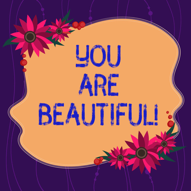 Handgeschreven tekst schrijven You Are Beautiful. Begrip betekenis meisje vertelt dat ze heeft mooi van buiten leeg ongelijke kleur vorm met bloemen rand voor kaarten uitnodiging advertenties. - Foto, afbeelding