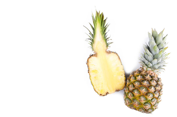 Ripe pineapples isolate on a white background - Foto, afbeelding