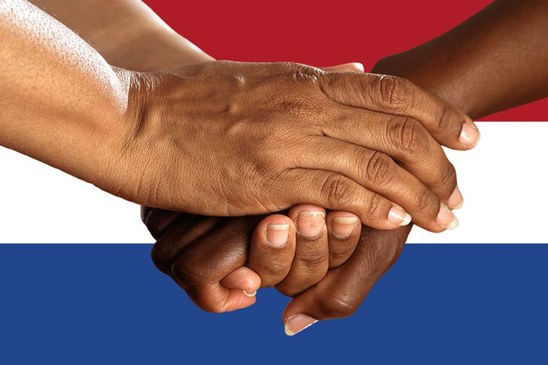 ολλανδική σημαία, ΕΝΤΑΞΗΣ μιας πολυπολιτισμικής ομάδας νέων ανθρώπων. - Φωτογραφία, εικόνα