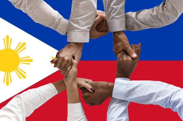 флаг Филиппин, межкультурная группа молодых людей
. - Фото, изображение