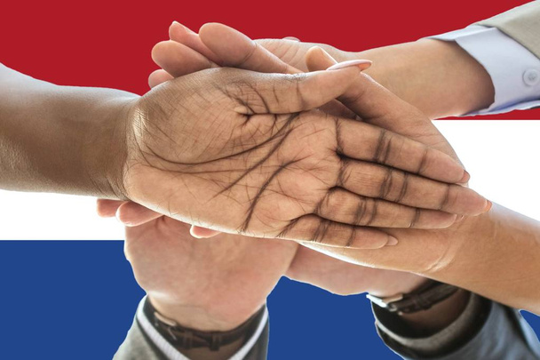 bandera de los Países Bajos, integración de un grupo multicultural de jóvenes
. - Foto, imagen